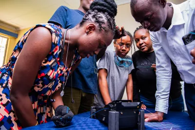  image linking to Community networks newsletter: Building technological alternatives for community-centred connectivity initiatives 