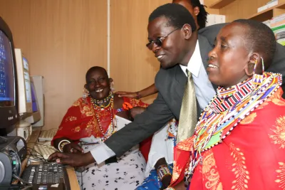  image linking to Ashoka reconnaît James Nguo pour des télécentres mobiles au Kenya 